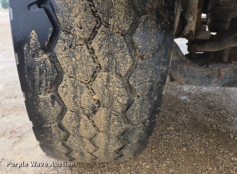 image for item DT7201 2001 International 5500i ready mix truck