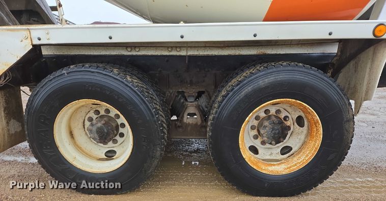 image for item DT7201 2001 International 5500i ready mix truck