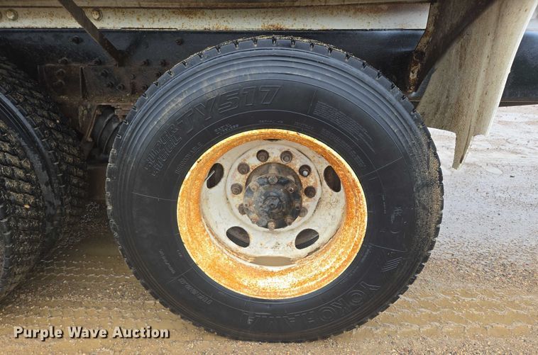 image for item DT7201 2001 International 5500i ready mix truck