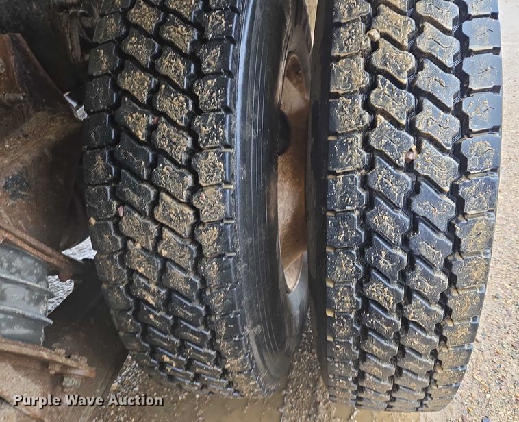 image for item DT7201 2001 International 5500i ready mix truck