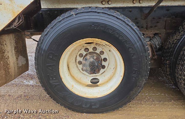 image for item DT7201 2001 International 5500i ready mix truck