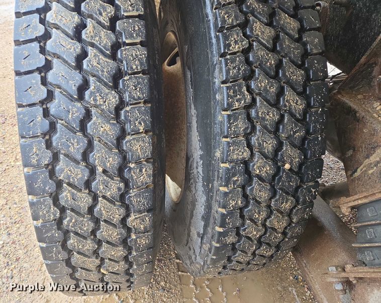 image for item DT7201 2001 International 5500i ready mix truck