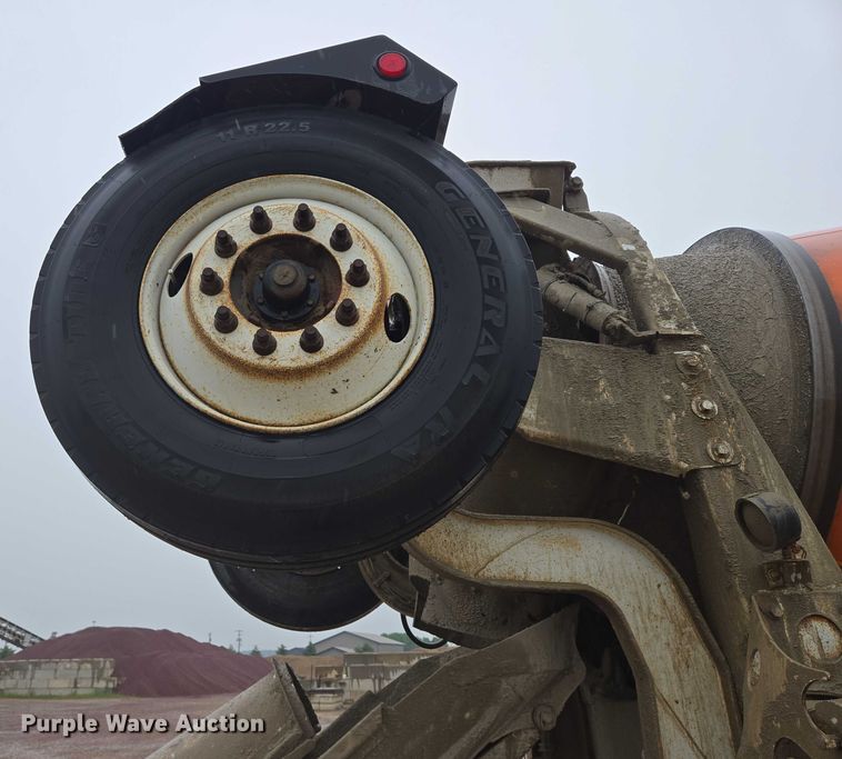 image for item DT7201 2001 International 5500i ready mix truck