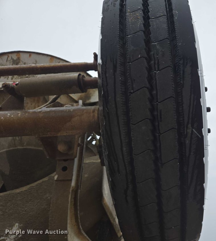 image for item DT7201 2001 International 5500i ready mix truck