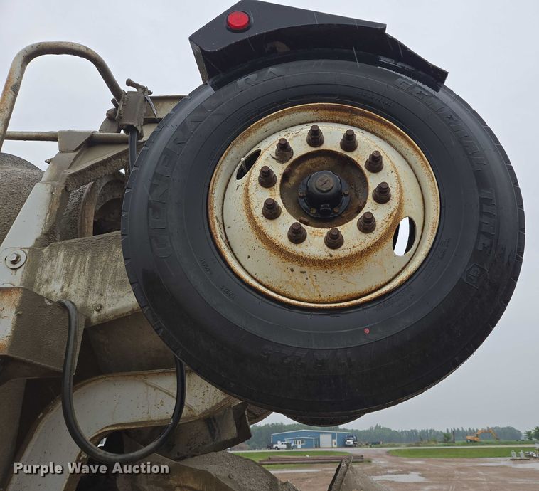 image for item DT7201 2001 International 5500i ready mix truck