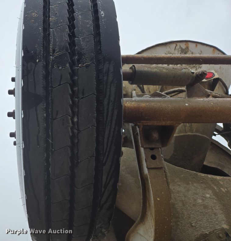 image for item DT7201 2001 International 5500i ready mix truck