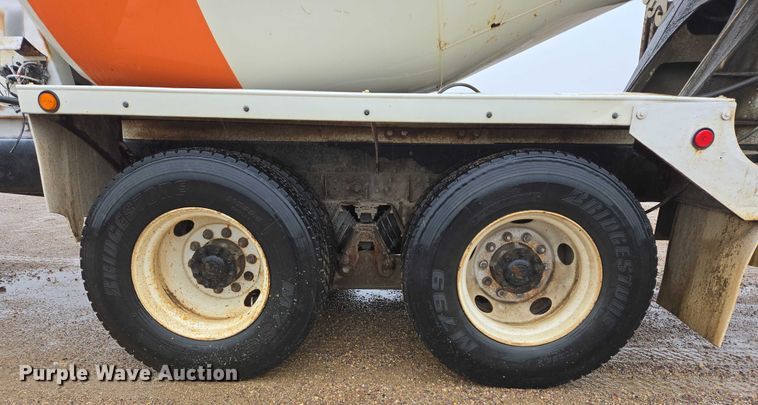 image for item DT7201 2001 International 5500i ready mix truck