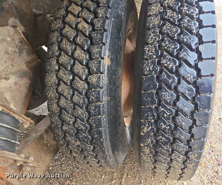 image for item DT7201 2001 International 5500i ready mix truck