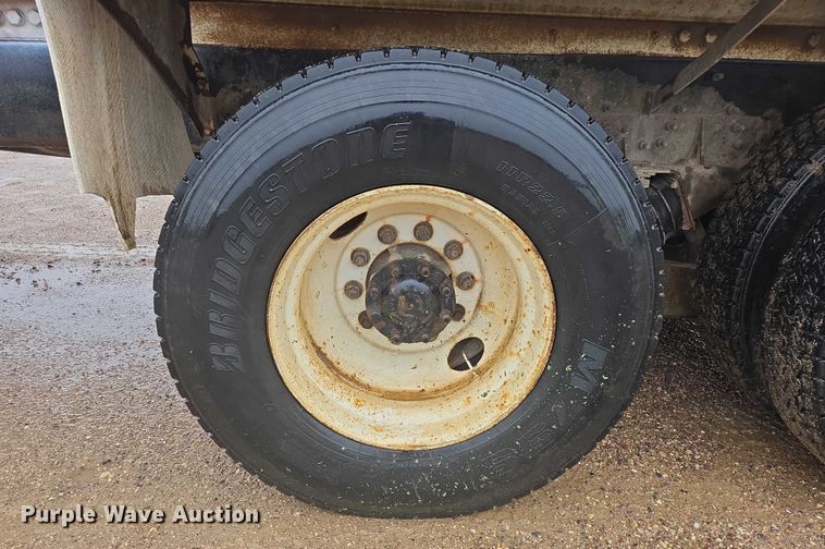 image for item DT7201 2001 International 5500i ready mix truck