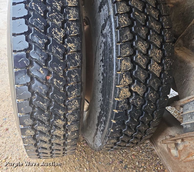 image for item DT7201 2001 International 5500i ready mix truck