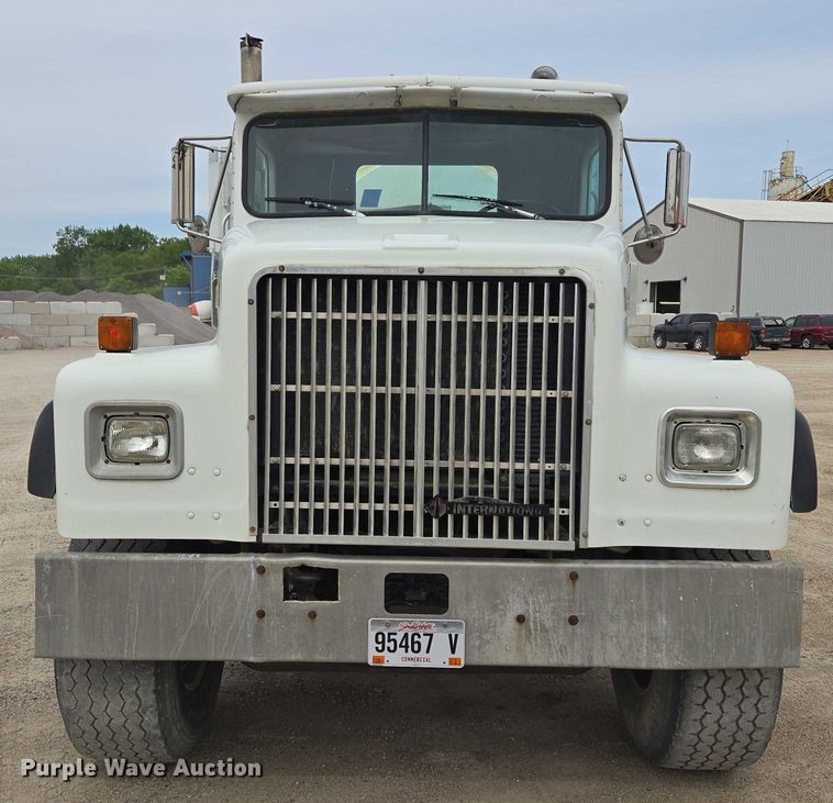 image for item DT7202 2000 International 5000 ready mix truck