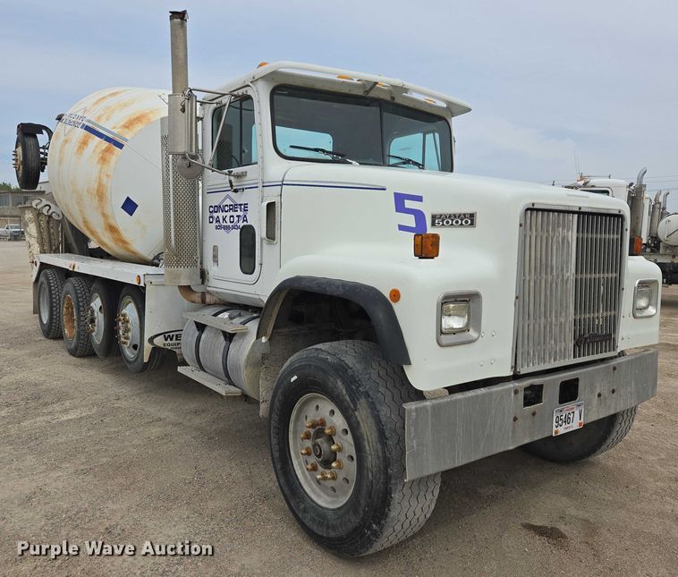 image for item DT7202 2000 International 5000 ready mix truck