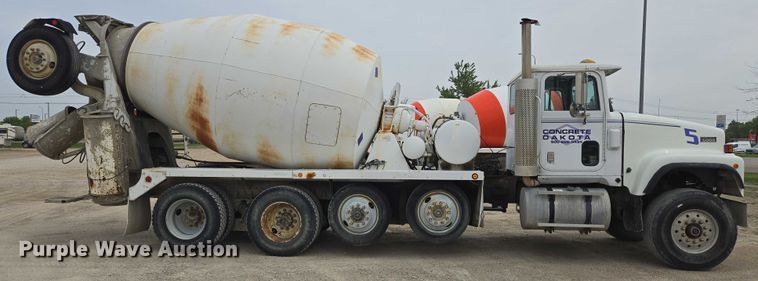image for item DT7202 2000 International 5000 ready mix truck