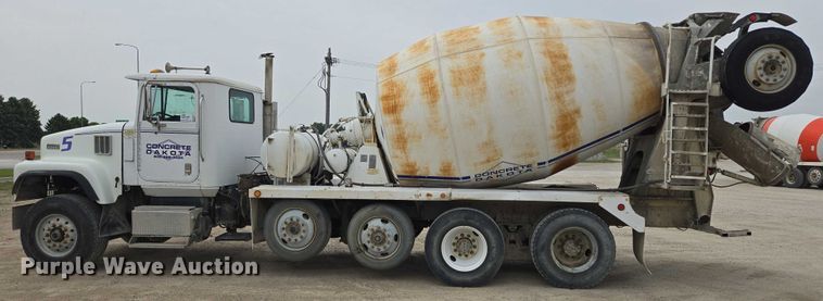 image for item DT7202 2000 International 5000 ready mix truck