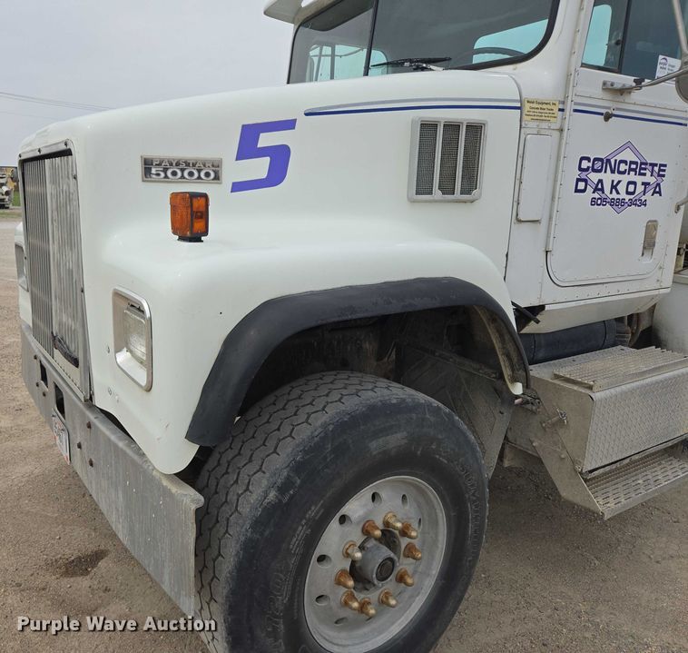 image for item DT7202 2000 International 5000 ready mix truck