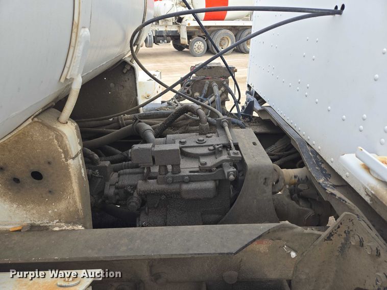 image for item DT7202 2000 International 5000 ready mix truck