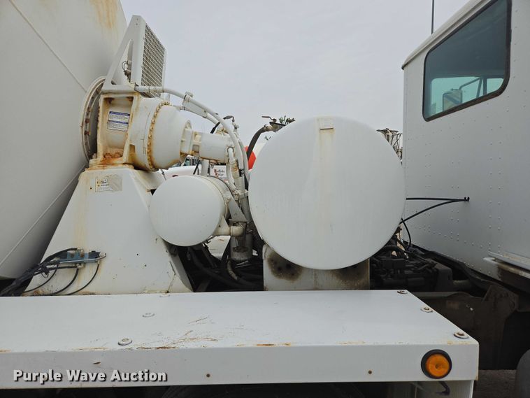 image for item DT7202 2000 International 5000 ready mix truck