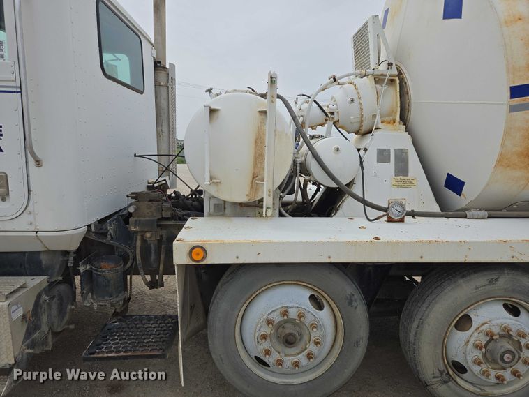 image for item DT7202 2000 International 5000 ready mix truck