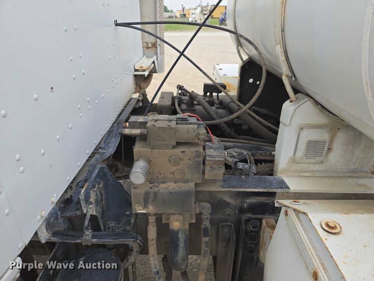 image for item DT7202 2000 International 5000 ready mix truck