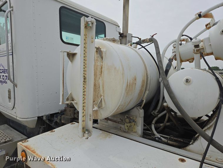 image for item DT7202 2000 International 5000 ready mix truck