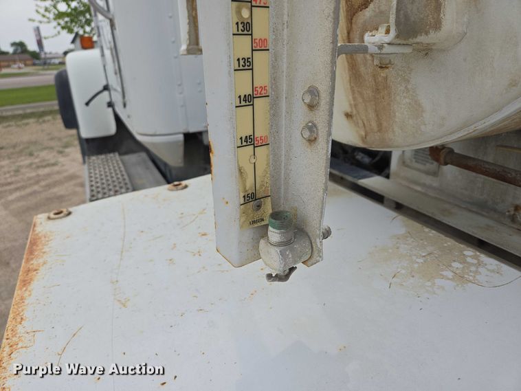 image for item DT7202 2000 International 5000 ready mix truck