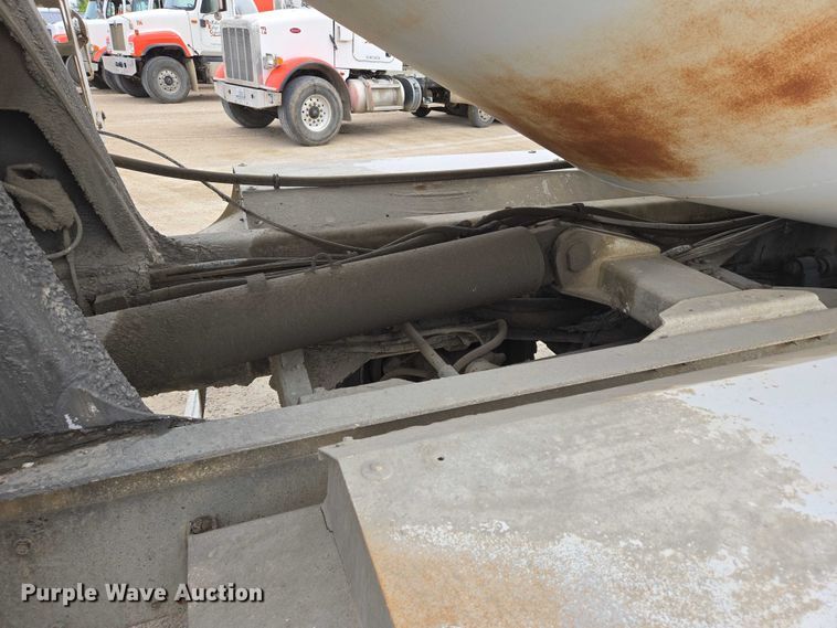 image for item DT7202 2000 International 5000 ready mix truck