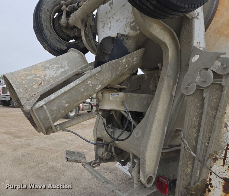 image for item DT7202 2000 International 5000 ready mix truck