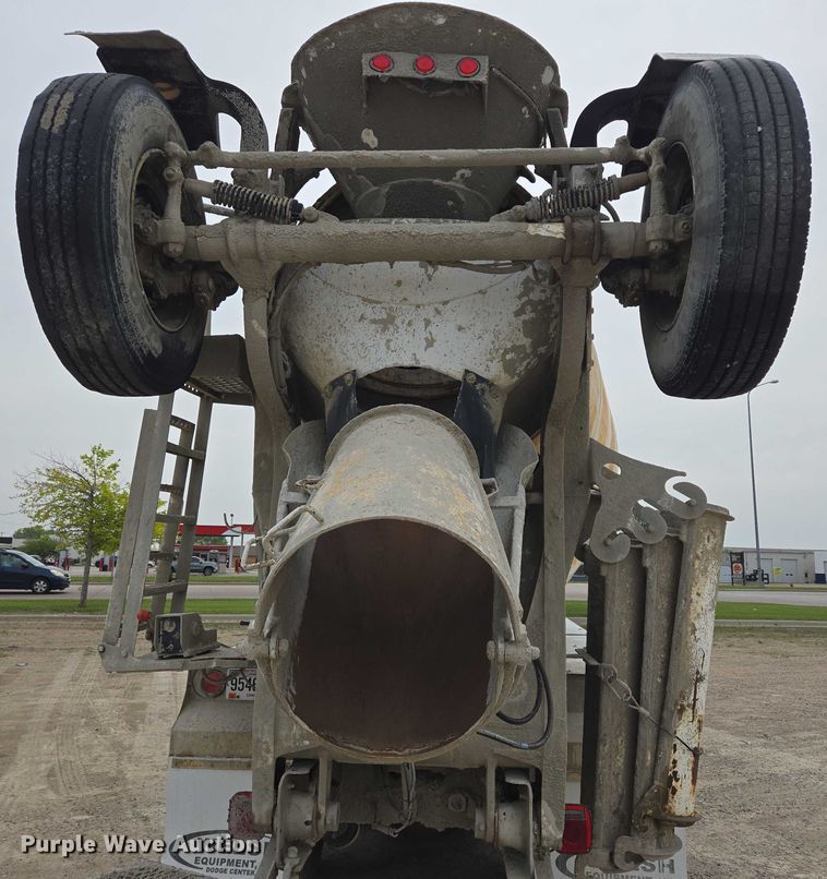 image for item DT7202 2000 International 5000 ready mix truck