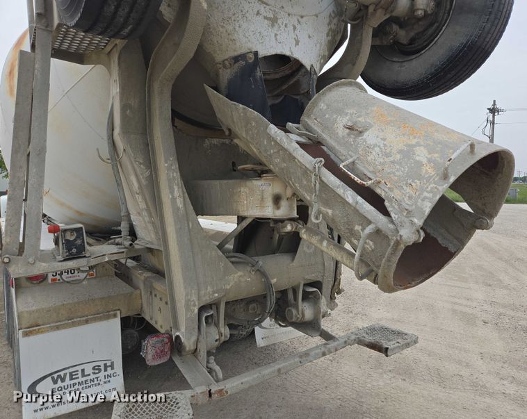 image for item DT7202 2000 International 5000 ready mix truck