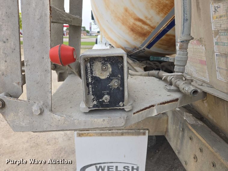 image for item DT7202 2000 International 5000 ready mix truck