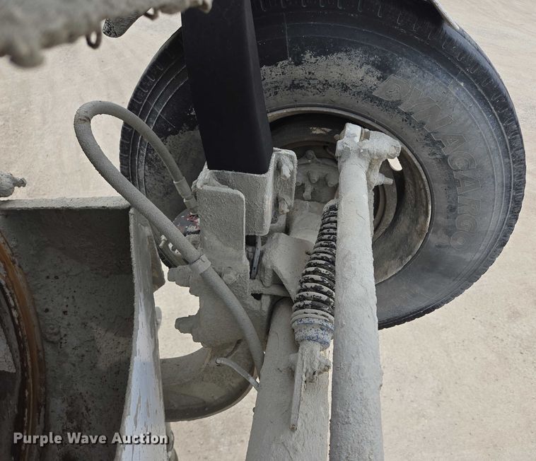 image for item DT7202 2000 International 5000 ready mix truck