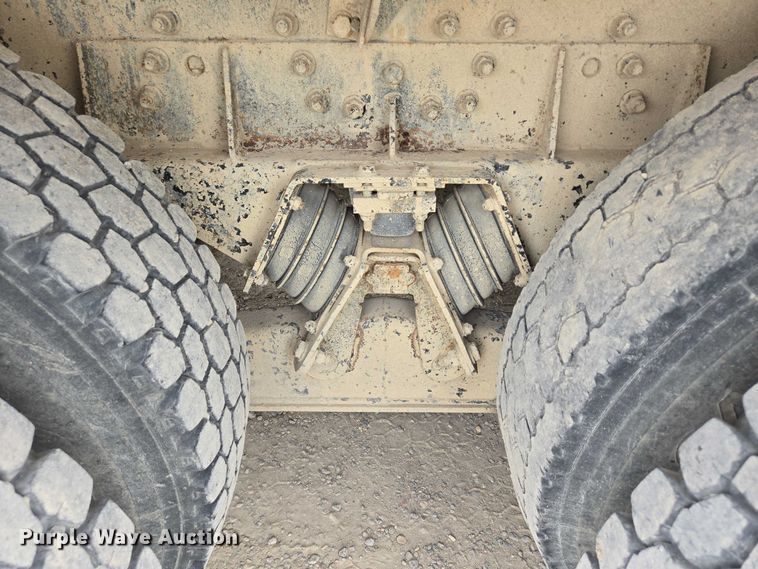 image for item DT7202 2000 International 5000 ready mix truck