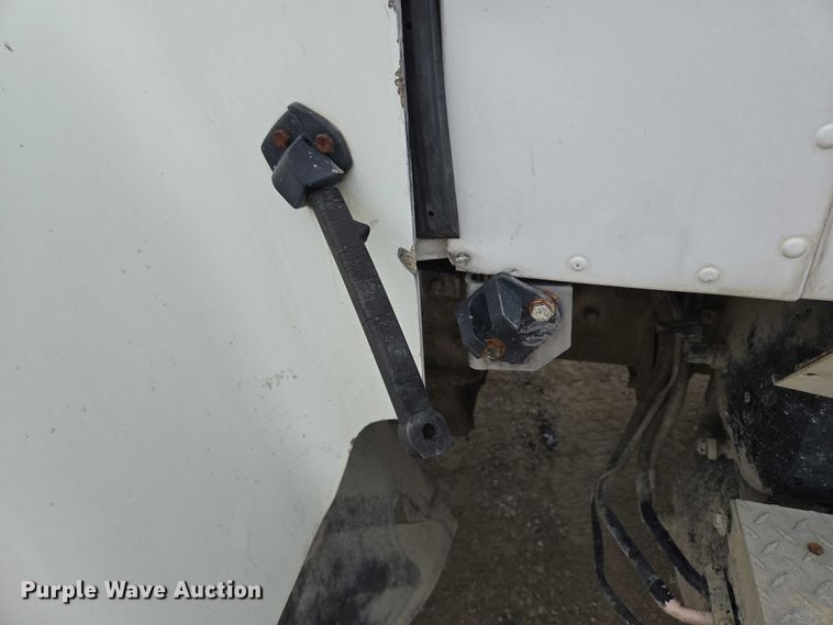 image for item DT7202 2000 International 5000 ready mix truck