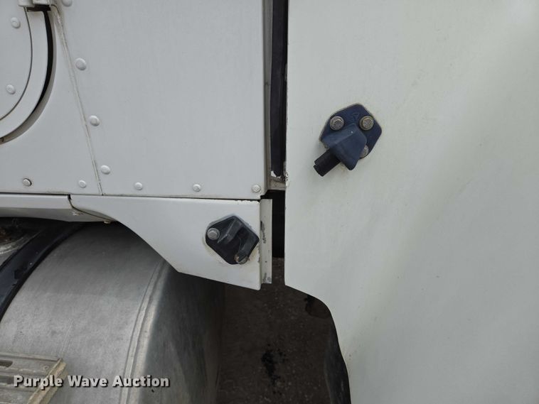 image for item DT7202 2000 International 5000 ready mix truck