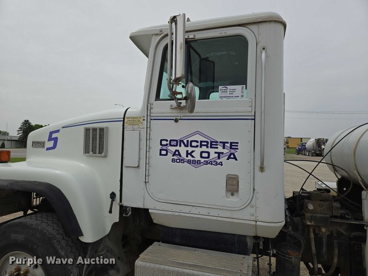 image for item DT7202 2000 International 5000 ready mix truck