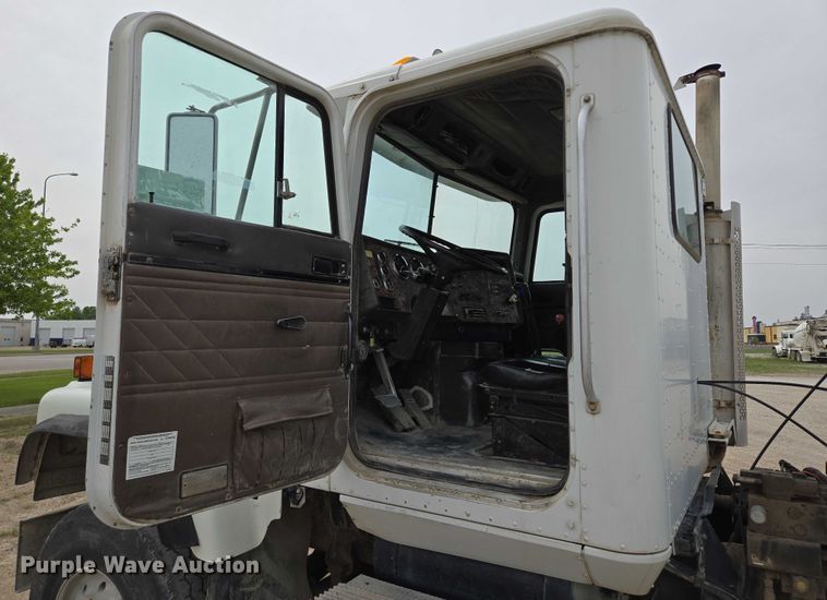 image for item DT7202 2000 International 5000 ready mix truck