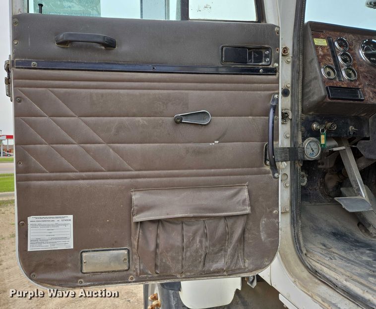 image for item DT7202 2000 International 5000 ready mix truck