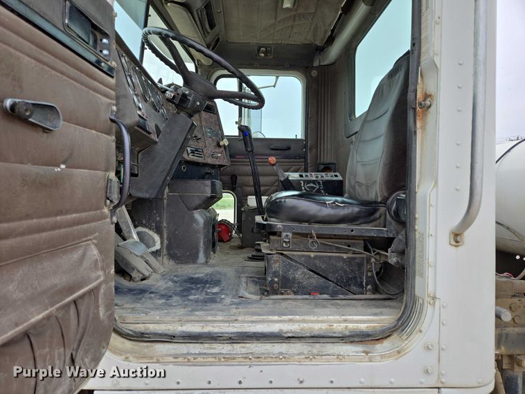 image for item DT7202 2000 International 5000 ready mix truck