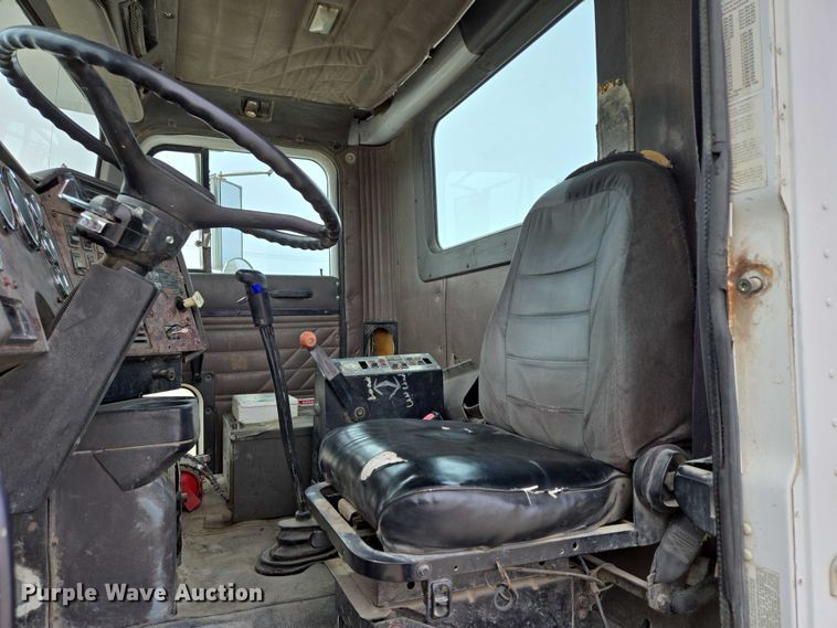 image for item DT7202 2000 International 5000 ready mix truck