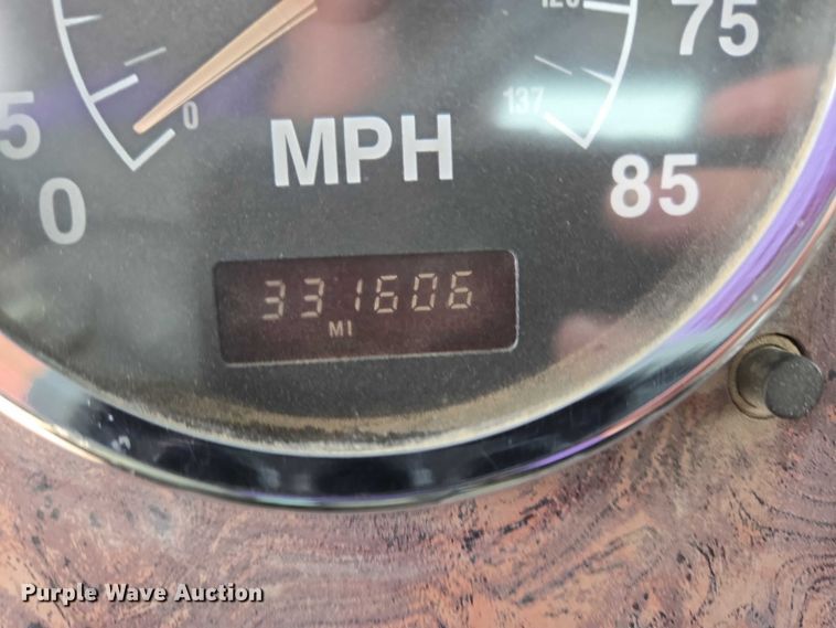 image for item DT7202 2000 International 5000 ready mix truck