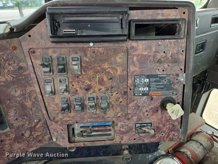 image for item DT7202 2000 International 5000 ready mix truck