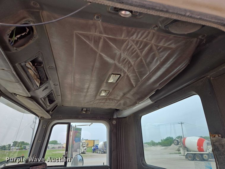 image for item DT7202 2000 International 5000 ready mix truck