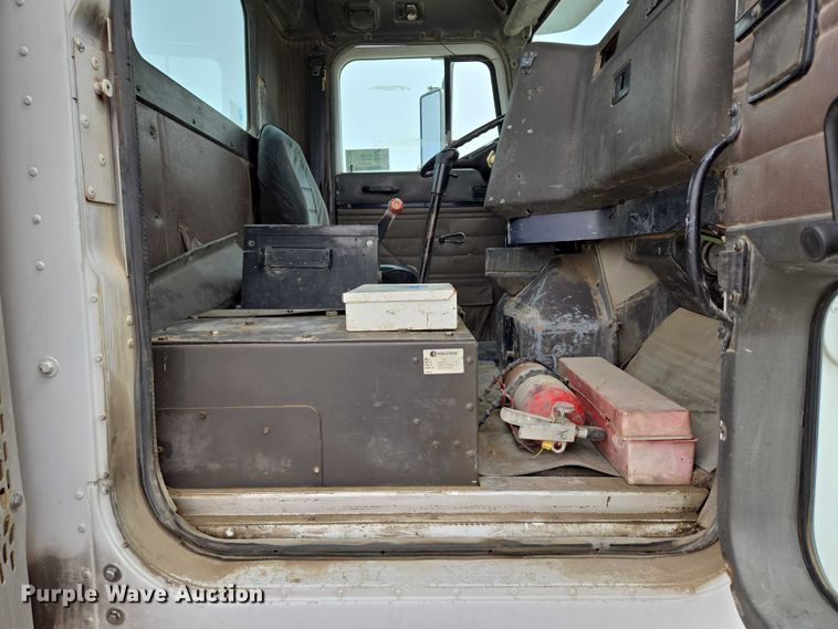 image for item DT7202 2000 International 5000 ready mix truck