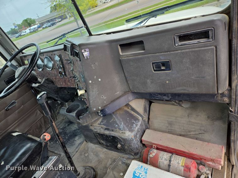 image for item DT7202 2000 International 5000 ready mix truck