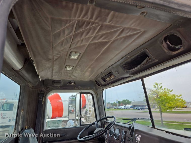 image for item DT7202 2000 International 5000 ready mix truck