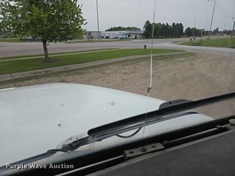 image for item DT7202 2000 International 5000 ready mix truck