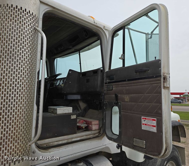 image for item DT7202 2000 International 5000 ready mix truck