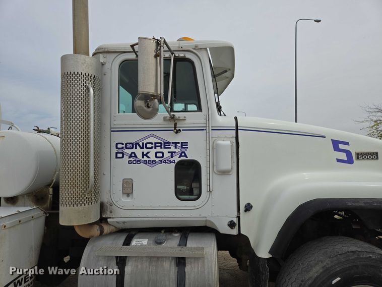 image for item DT7202 2000 International 5000 ready mix truck