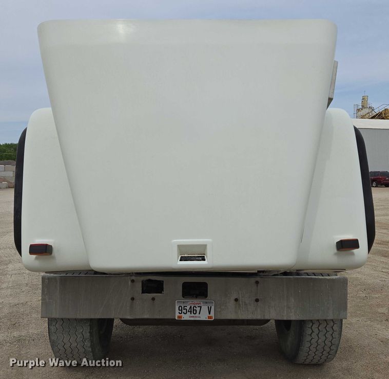 image for item DT7202 2000 International 5000 ready mix truck