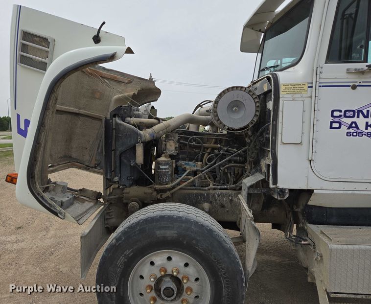 image for item DT7202 2000 International 5000 ready mix truck